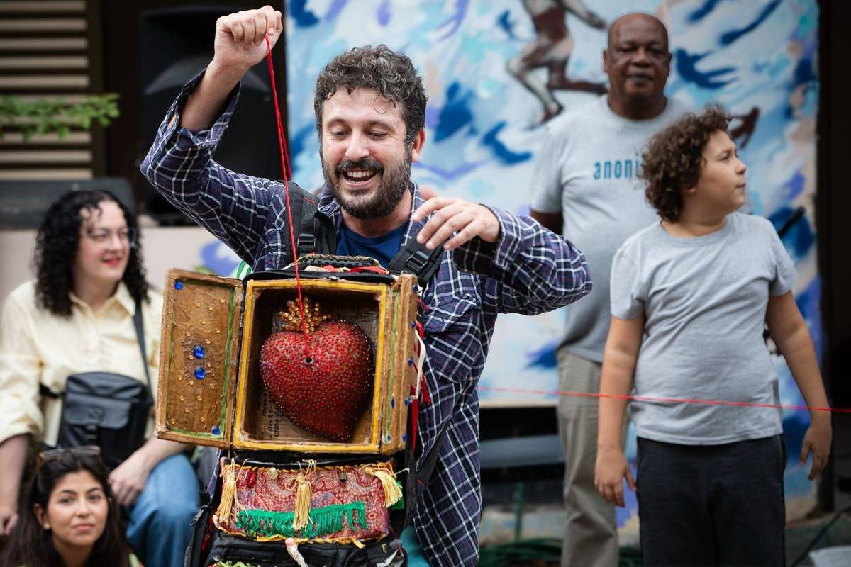 Veja como a Mungunzá ressignifica o teatro de rua - 07/04/2026 - Mise-en-scène