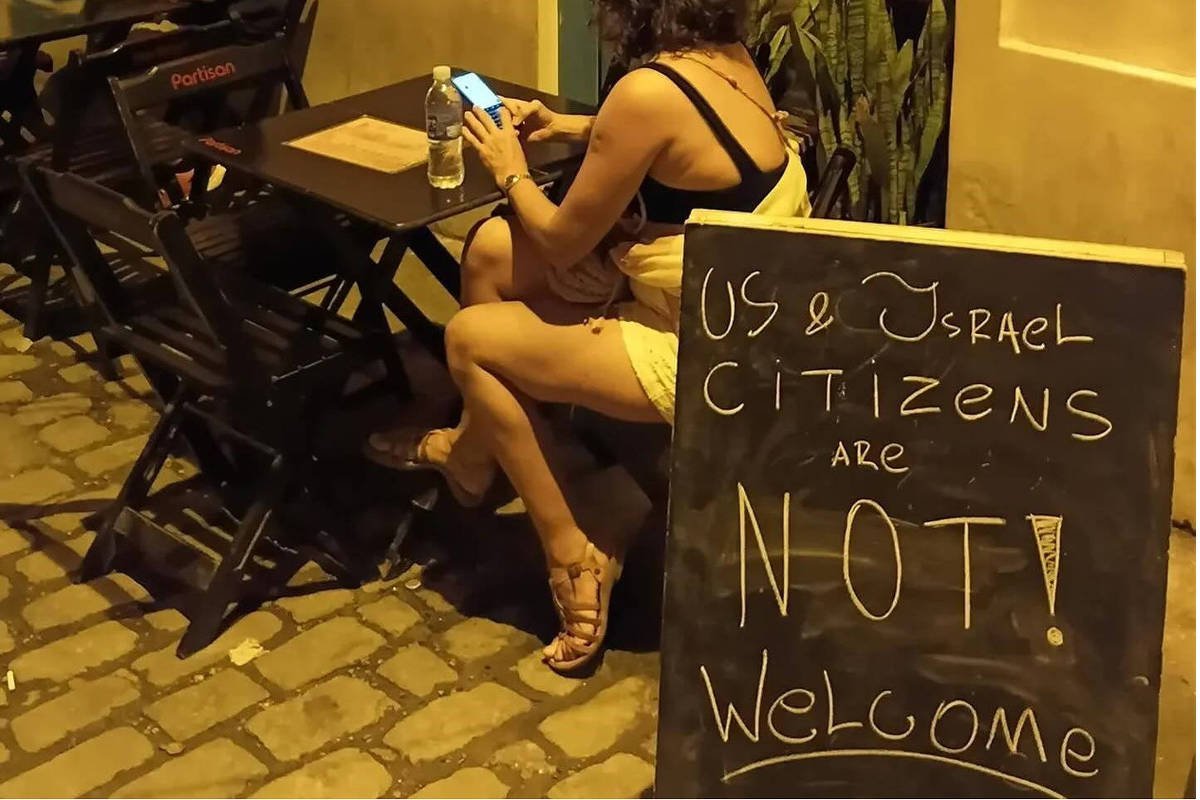 Placa dizendo que israelenses e americanos não são bem-vindos no bar Partisan, na Lapa, no centro do Rio