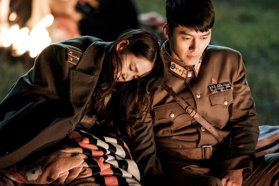 pousando-no-amor-casal-coreano-momento-romantico-drama-militar-coreano