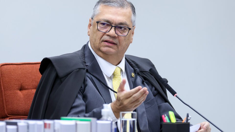 Dino proíbe governo de reter taxas da CVM
