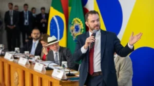 Lula assinou MP dando aval para que Durigan alterasse tabela, zerando imposto de compras de até US$ 50.