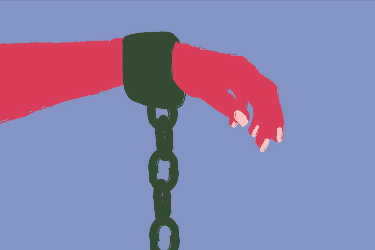Sobre um fundo lilás, surge a ilustração de um antebraço, aparentemente feminino, nele há uma algema que cerca o punho, ligada a uma corrente.